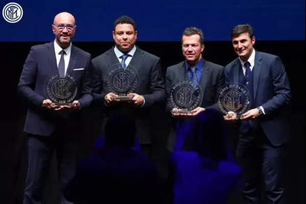 永动战车统领，中场核心铸就王朝荣耀！揭秘蓝黑王朝崛起秘诀