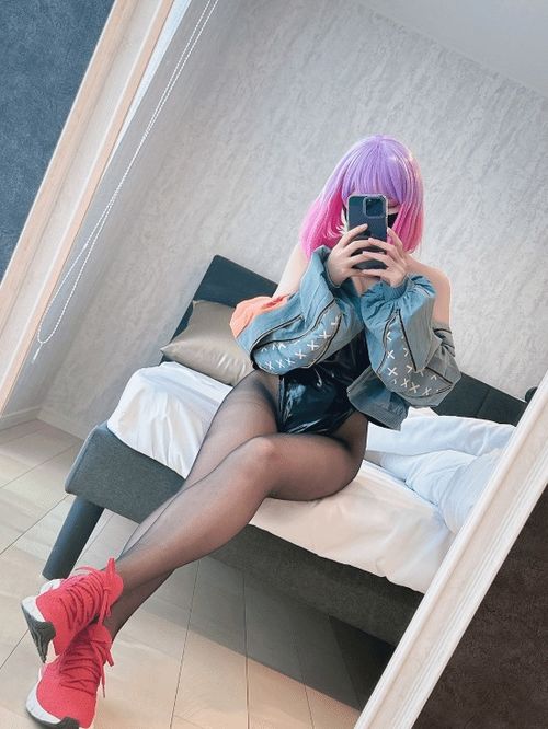 黑丝兔女郎COS樱花妹惊艳亮相，2B角色性感变身游戏攻略揭秘