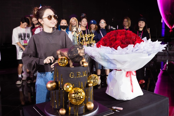 《召唤师奖杯回归》邓紫棋Anyma领衔,G.E.M.献艺全球总决赛盛大启幕! 《召唤师奖杯回归》邓紫棋Anyma领衔,G.E.M.献艺全球总决赛盛大启幕!