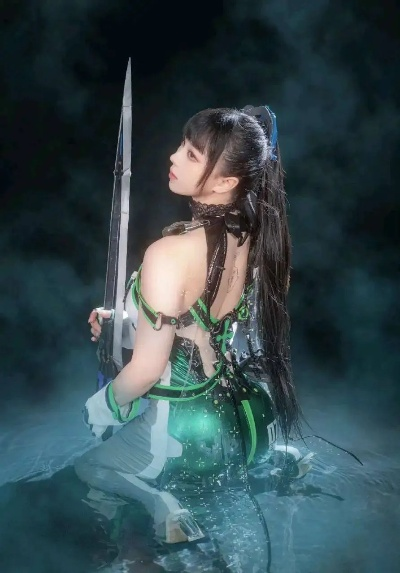 剑星COS女神伊芙：曲线绝美，完美演绎性感魅力