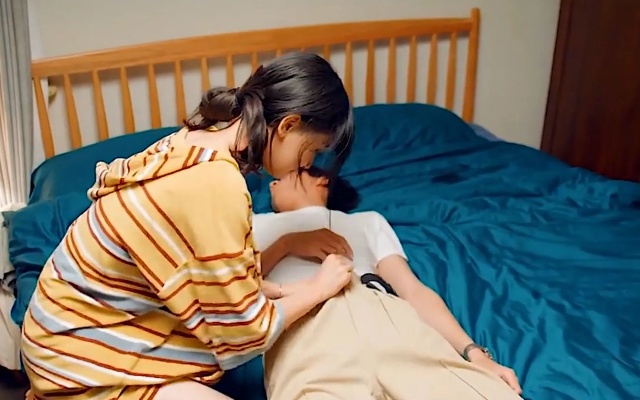 慢慢扒她衣服别弄醒她