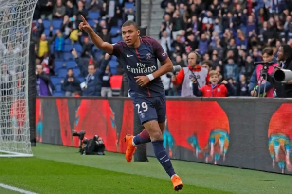 妖人姆巴佩PES2018技巧解析：掌握超神速度的制胜秘诀