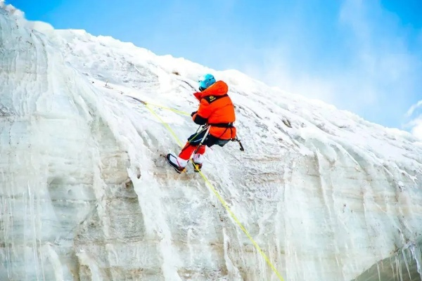羊蹄山探险新体验：攀爬自由，挑战极限乐趣