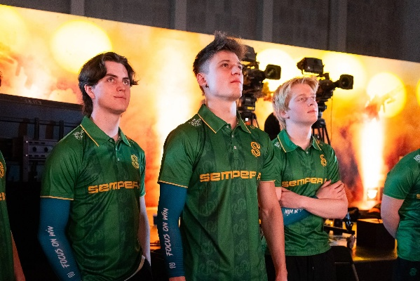 捷克“铁人”金发飘扬，坚毅眼神见证永不言弃的电竞传奇