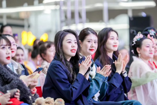 妇女节狂欢盛典:揭秘《她》说3.8活动精彩瞬间 妇女节狂欢盛典:揭秘《她》说3.8活动精彩瞬间