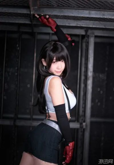 《丧尸狂潮》黑丝诱惑：梨COS细节还原，惊现神秘洞臀裤奇遇
