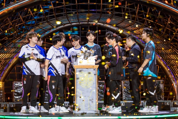 英雄联盟手游S25赛季嘉年华:TT荣耀夺冠,EW再创辉煌,勇夺第四冠! 英雄联盟手游S25赛季嘉年华:TT荣耀夺冠,EW再创辉煌,勇夺第四冠!