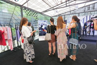 外国游客寿衣店试衣引误会，店家巧解疑团售四帽