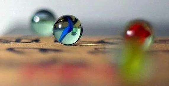 藏在弹珠孔里的童年,为什么我们至今还在找当年的常胜秘诀? 藏在弹珠孔里的童年,为什么我们至今还在找当年的常胜秘诀?