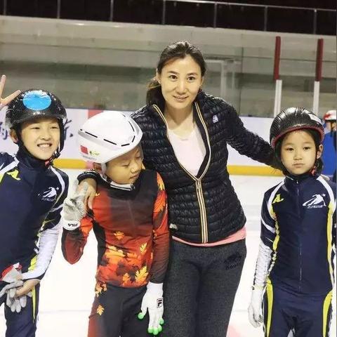 LOL冠军勋章详解：作用、获取方式与兑换升级步骤