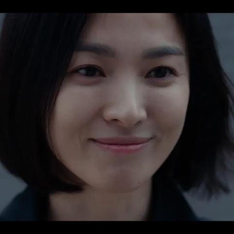 宋慧乔巴黎时装周造型解析，清冷优雅引领时尚潮流