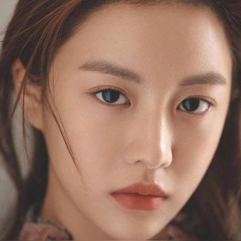 宋慧乔巴黎时装周造型解析，清冷优雅引领时尚潮流