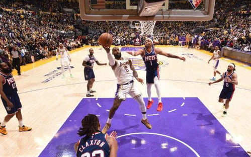 湖人四战全胜，詹姆斯32分引领紫金军团闪耀开局