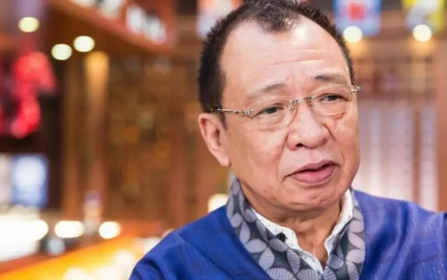 巨星陨落泪洒灵堂，花海如潮悼念许绍雄