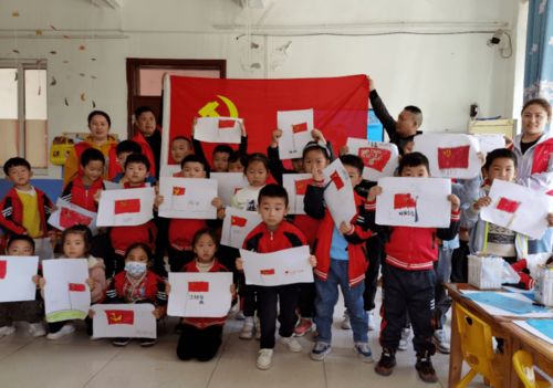 赞妮新装“城市午茶”惊艳亮相，潮流穿搭引领时尚新风尚