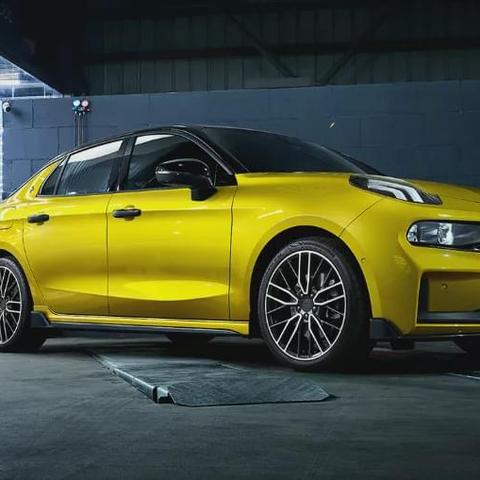 1.速7的漂移从不是甩尾，而是用动力‘推’着车过弯