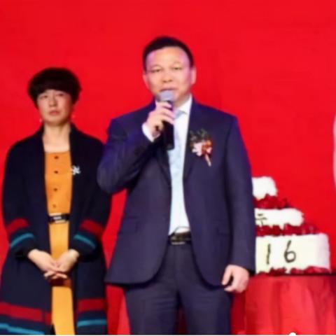 全网热议！老人寻干女儿，豪掷房产与巨款，爱心传承引关注