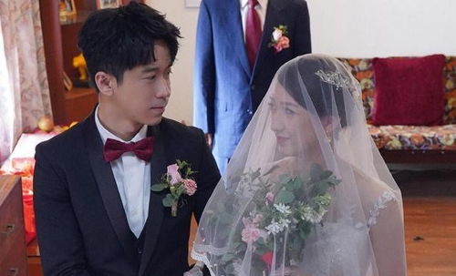 情侣婚纱照邂逅光良公园合唱《童话》祝福传递温馨情谊