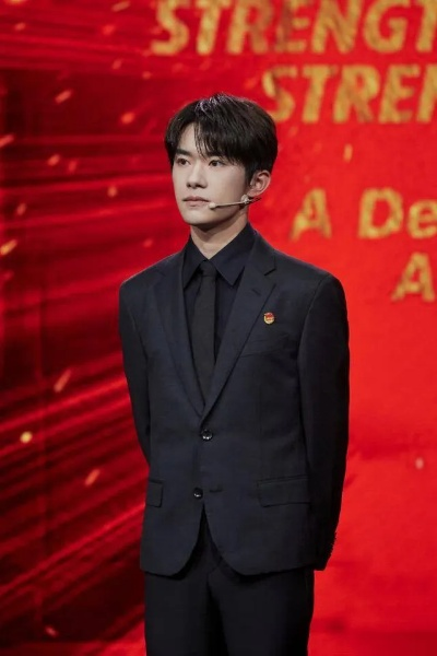 影帝非终身高位，易烊千玺谈心态：成就只是起点新篇章