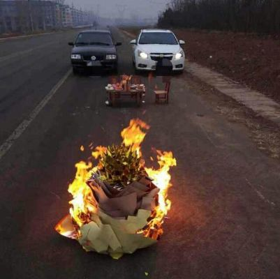男子烧纸意外毁车15万，淡定合影成网红新现象