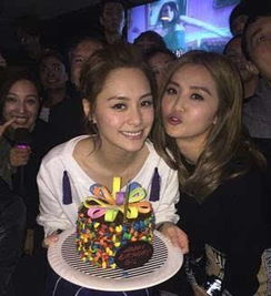 43岁庆生惊喜连连：阿娇连线阿Sa，祖儿甜蜜接吻大放送