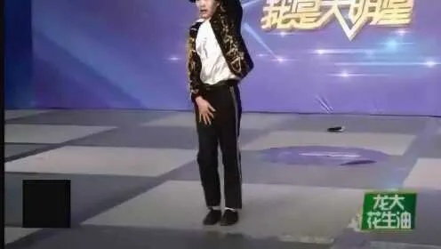 男子挑战节目意外走红：裤子掉落引围观，新潮直播成焦点