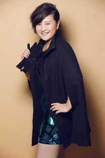 碧昂丝F1惊艳亮相,与汉密尔顿深情拥抱展时尚风采 碧昂丝F1惊艳亮相,与汉密尔顿深情拥抱展时尚风采