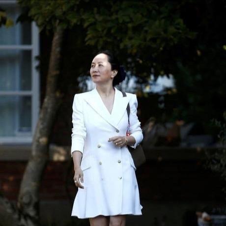 董明珠直播带货大衣引热议:气质出众,网友直呼1.5万贵! 董明珠直播带货大衣引热议:气质出众,网友直呼1.5万贵!