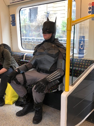 地铁奇观：蝙蝠侠亮相，孕妇让座率激增见证友善新风尚