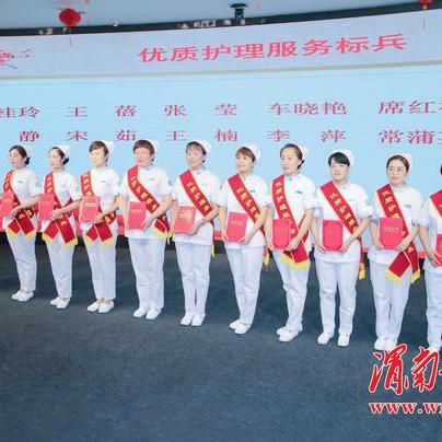 “速度与爱心并重，女护士再夺全马荣耀，感恩团队助力新篇章”