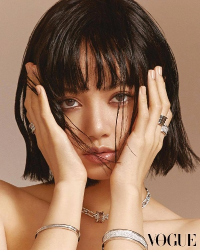 Lisa写真惊艳首登韩国VOGUE封面，美图价值引爆潮流新篇章