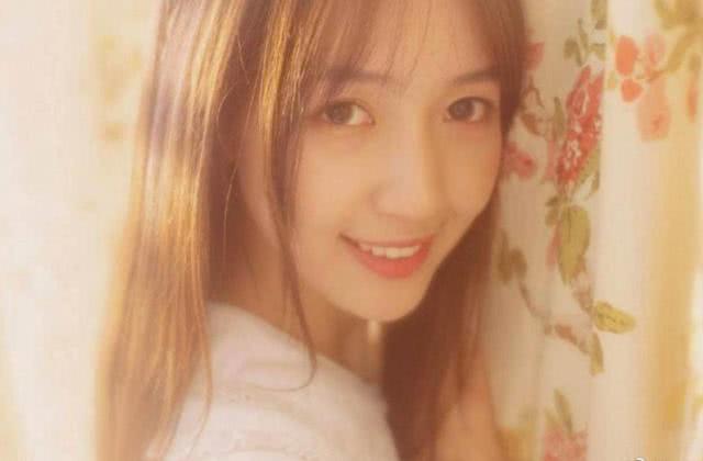 成熟女性与女大学生恋情揭秘：晚间囧图新视角