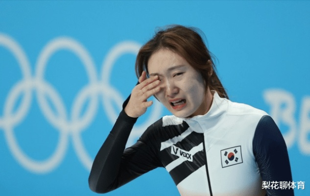 韩国教练裹毯引争议，女运动员皱眉拒绝新解读
