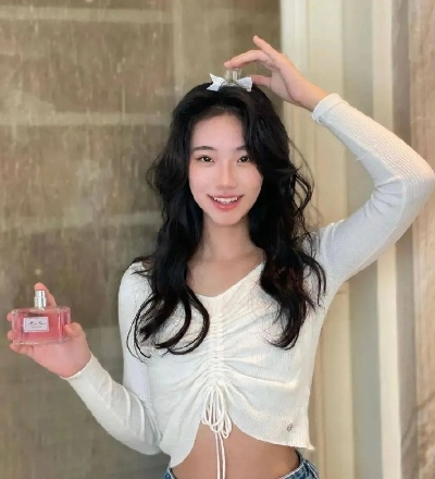 易梦玲恋情曝光后复工首秀，胡彦斌相伴美腿吸睛引关注