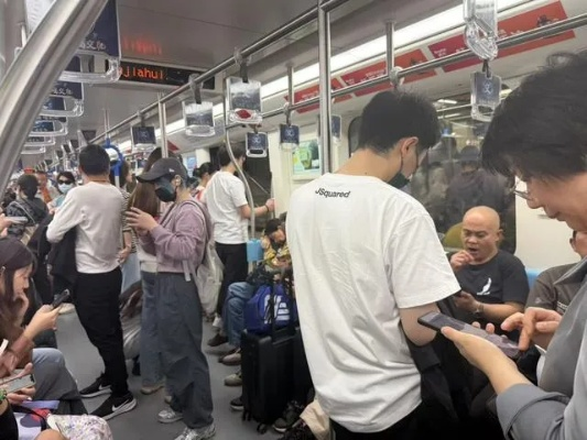 上海地铁创新试点：无座车厢应对早高峰，缓解压力新举措