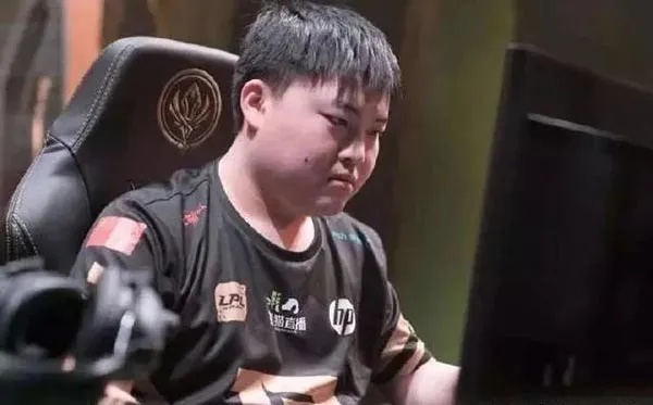 电竞巨星Uzi两年豪约5000万签约,热度飙升引关注! 电竞巨星Uzi两年豪约5000万签约,热度飙升引关注!