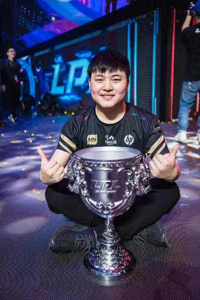 电竞巨星Uzi两年豪约5000万签约,热度飙升引关注! 电竞巨星Uzi两年豪约5000万签约,热度飙升引关注!