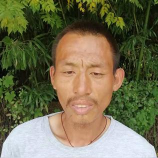 公益寻亲卡引热议，女子背包吊牌遭嘲讽反击正能量