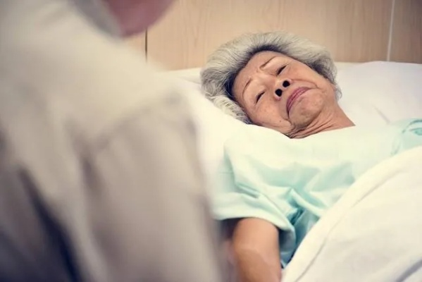 44岁男演员深夜背台词，出租屋突发脑出血离世，母亲泪诉心酸