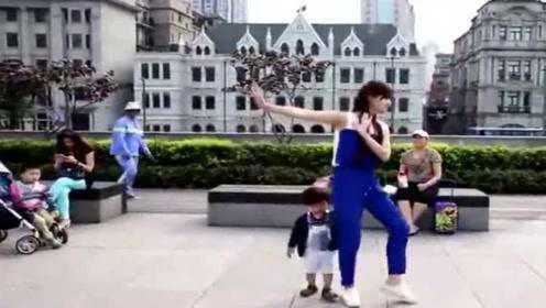 郭美美版小苹果凭什么成了2025年玩家疯玩的魔性神作？