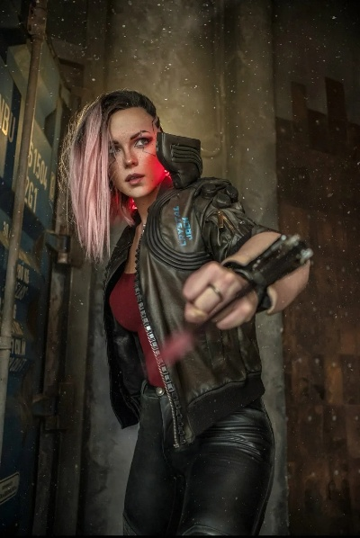 美国女星惊艳cos《赛博朋克2077》帕南，游戏界新潮流来袭！