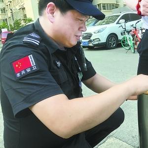 外卖小哥遭大灯晃眼报警反被扣车，揭秘地库冲突真相