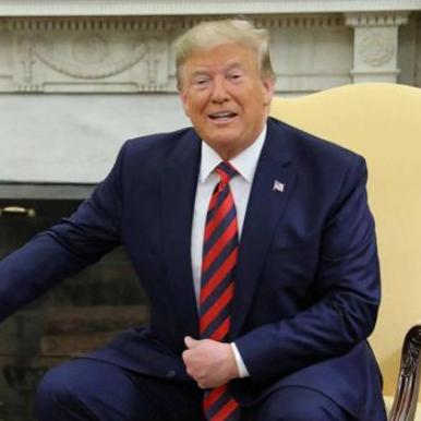 华为总部早高峰奇观：员工潮涌，自家车成风景线