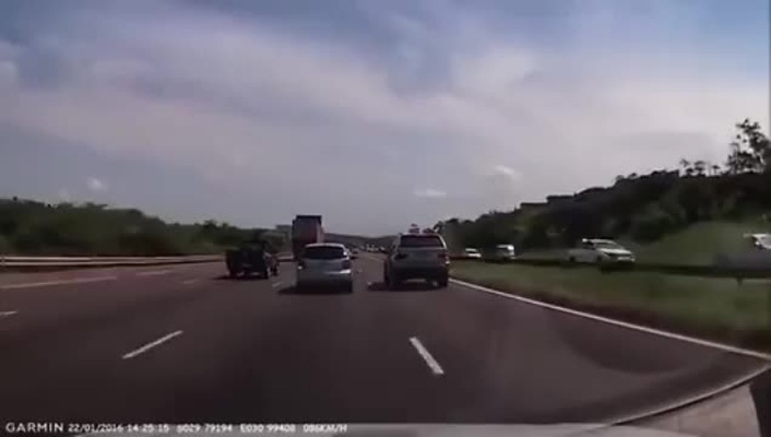 女子高速惊魂四撞,定速巡航失控惊险瞬间! 女子高速惊魂四撞,定速巡航失控惊险瞬间!