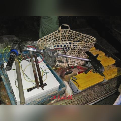 父子偷电瓶现场，民警叹息揭示家庭困境