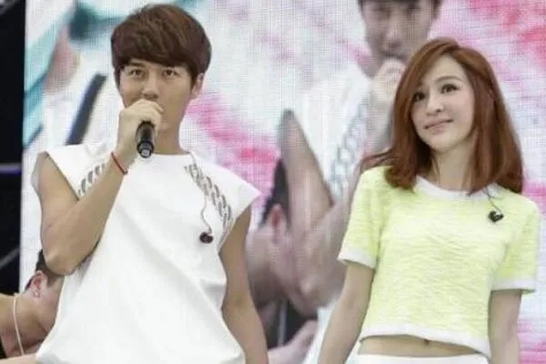 王心凌吴克群同款饰品曝光，昔日好友关系再引热议