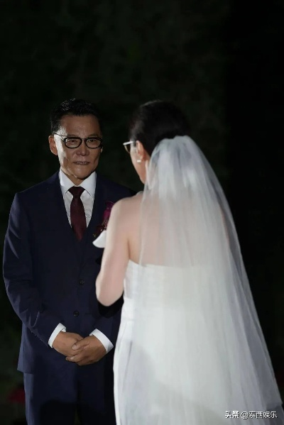 高调迎娶白月光，李国庆夫妇拥吻示爱新篇章