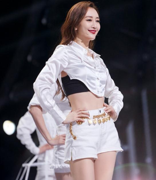 胜利女神布兰儿新装亮相:白制服黑袜尽显青春风采 胜利女神布兰儿新装亮相:白制服黑袜尽显青春风采