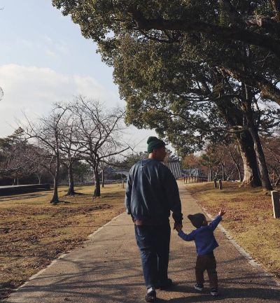 爱子情深，61岁儿子拉百岁父晨练展孝心