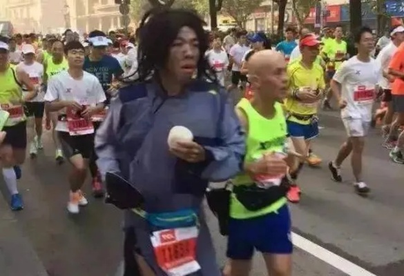 《马拉松抄袭风波圆满落幕，美术争议新解诞生》